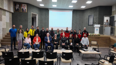 Engelli Bilgi Yönetimi Sistemi Eğitim Modüllerinin ilk bilgilendirme toplantısına katılan yetkililer ile engelli bireyler yan yana poz veriyor.