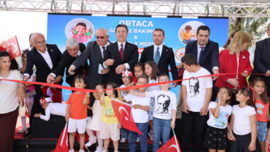 Muğla Büyükşehir Belediye Başkanı Ahmet Aras, yetkililer ve çocuklar açılış kurdelesini kesiyor.