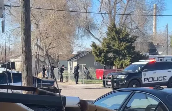 Olay yerinde dört polis gence silah tutuyor.
