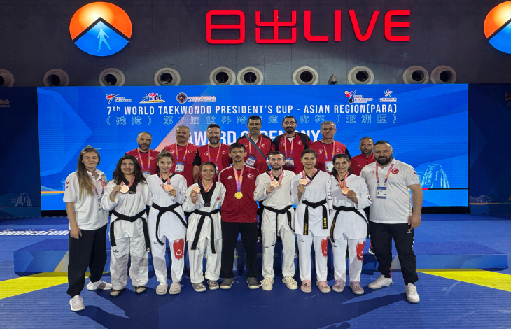 Para Tekvando Milli Takımı sporcuları kazandıkları madalyalarla poz veriyor.