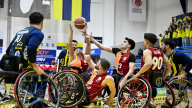 Dört Galatasaray takımlı basketbolcu bir arada topu kapmak istiyor, Fenerbahçeli sporcular etrafında markaj yapıyor.