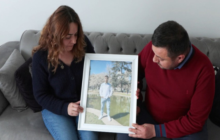 Yaşar ve Satı Keleş çifti oğullarının çerçevede bulunan fotoğrafını tutuyor.