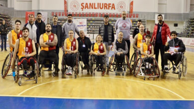 Galatasaray Fuzul Tekerlekli Sandalye Basketbol Takımı ve teknik heyet sahada bulunuyor.