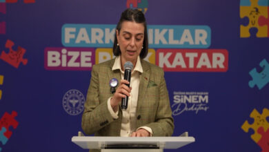 Üsküdar Belediye Başkanı Sinem Dedetaş, mikrofon tutarak konuşuyor.