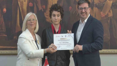 Türkiye Körler Vakfı Başkanı Belma Yılmazyiğit solda, yetkili erkek sağda bulunarak görme engelli kadın kursiyere sertifika veriyor.