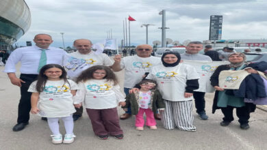 Bu fotoğraf, yüz bölgesinde görünür farklılıkları olan bireylerin toplumsal yaşama katılımını desteklemek amacıyla kurulan **Yüzümle Mutluyum Derneği** tarafından düzenlenen bir farkındalık etkinliğinde çekilmiştir. Dernek, kapsayıcı bir toplum için önemli çalışmalara imza atmaktadır.