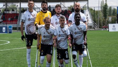 Alves Kablo Ampute Futbol Takımı sahada poz veriyor.