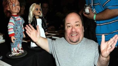 Amerikalı aktör ve dublör Ed Gale, Chucky karakterinin oyuncakları önünde fotoğrafta yer alıyor.