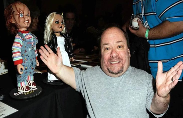 Amerikalı aktör ve dublör Ed Gale, Chucky karakterinin oyuncakları önünde fotoğrafta yer alıyor.