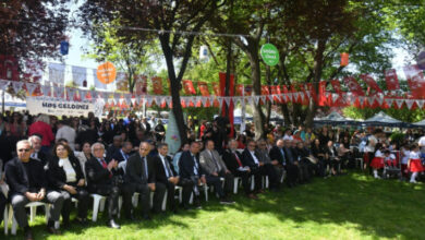 Ankara Kent Konseyi Engelli Meclisi koordinasyonunda bu yıl ilk kez düzenlenen 1. EngelSİZ Ankara Festivaline katılan engelli bireyler ve protokol üyeleri fotoğrafta yer alıyor.