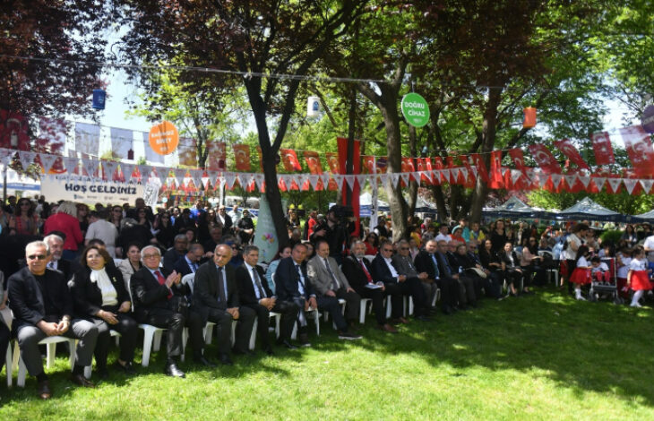 Ankara Kent Konseyi Engelli Meclisi koordinasyonunda bu yıl ilk kez düzenlenen 1. EngelSİZ Ankara Festivaline katılan engelli bireyler ve protokol üyeleri fotoğrafta yer alıyor.