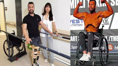 Soldaki karede, bir sporcu fizyoterapist eşliğinde yürüyüş paralelleriyle egzersiz yapıyor. Ayaklarında ortopedik destek cihazları bulunuyor, arka planda bir tekerlekli sandalye görülüyor. Bu sahne, rehabilitasyon sürecini ve pes etmeyen bir ruhu simgeliyor. Sağdaki karede ise aynı kişi, profesyonel bir vücut geliştirme sahnesinde, tekerlekli sandalyesinde kaslarını gururla sergiliyor. Vücudu oldukça gelişmiş ve fit; kürsüye çıkmışçasına poz veriyor. Bu görsel, engellerin bedenle değil zihinle aşıldığını çarpıcı şekilde gösteriyor.