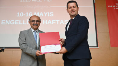 Vali Yardımcısı Mustafa Güney, BURFAŞ Genel Müdürü Erhan Pınar'a Erişilebilirlik Belgesi’ni takdim ediyor.