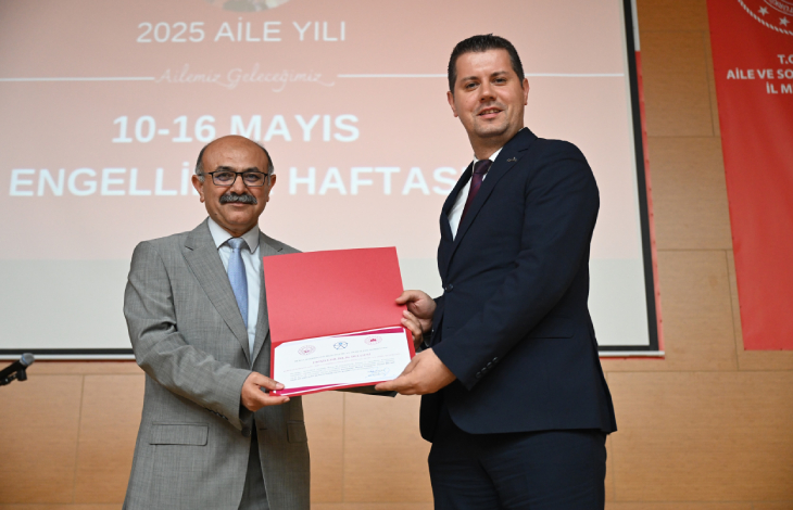 Vali Yardımcısı Mustafa Güney, BURFAŞ Genel Müdürü Erhan Pınar'a Erişilebilirlik Belgesi’ni takdim ediyor.