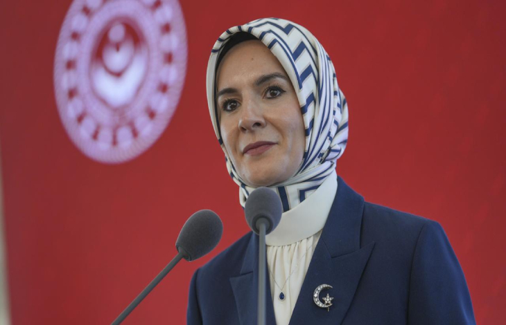 Aile ve Sosyal Hizmetler Bakanı Mahinur Özdemir Göktaş, mikrofona konuşma yapıyor.