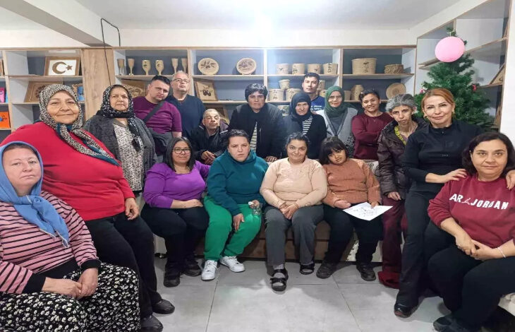 Fotoğrafta, engelli bireyler ve anneleri yer alıyor. Anneler Günü'nü özel bir etkinlik.