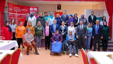 Bayburt Valisi Mustafa Eldivan, engelliler ile fotoğraf çektiriyor.