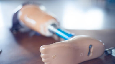 Görselde bir masa üzerinde yatay bir biçimde duran ampute ayak yer alıyor.