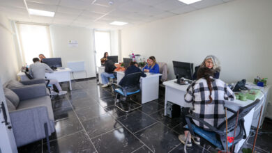 Engelli adaylar, Etkin İstihdam Ofisleri’nde yetkili personellere yüz yüze başvuruda bulunuyor.