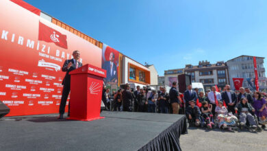 Cumhuriyet Halk Partisi Genel Başkanı Özgür Özel kürsüde konuşma yapıyor.