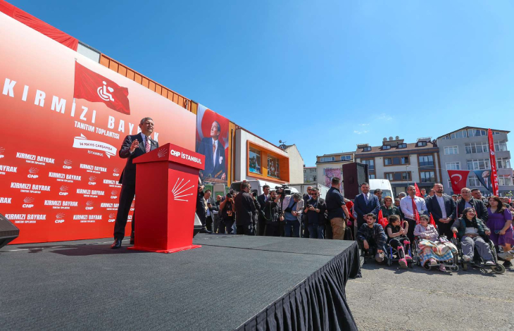 Cumhuriyet Halk Partisi Genel Başkanı Özgür Özel kürsüde konuşma yapıyor.