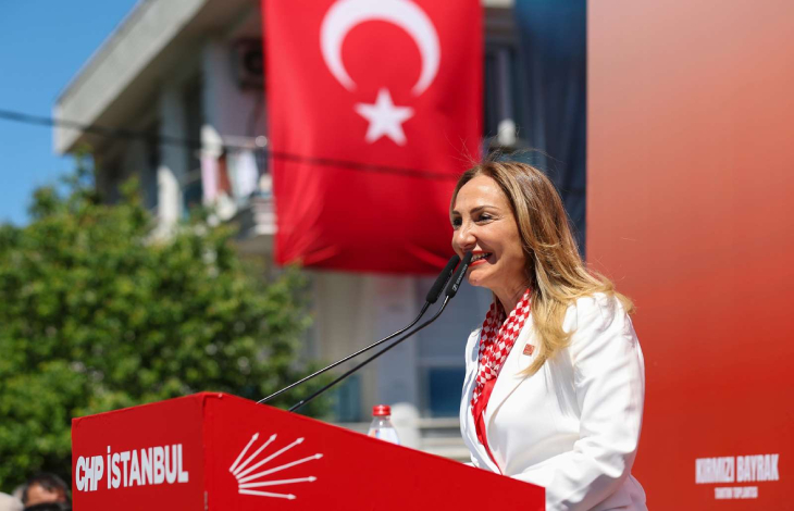 CHP Aile ve Sosyal Hizmetlerden Sorumlu Gölge Bakanımız Aylin Nazlıaka kürsüde konuşma yapıyor.