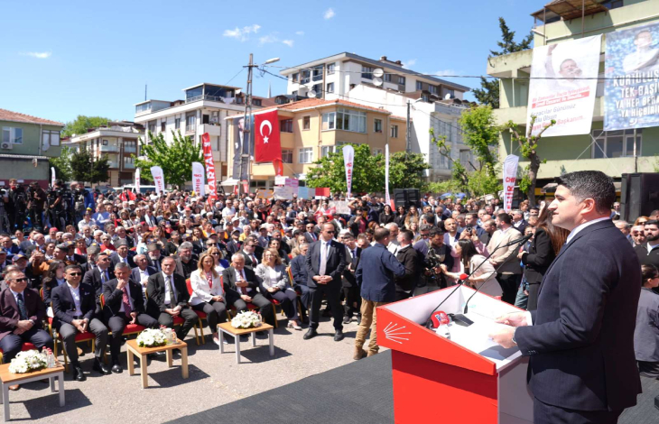 Ataşehir Belediye Başkanı Onursal Adıgüzel katılımcılara kürsüden hitap ediyor.