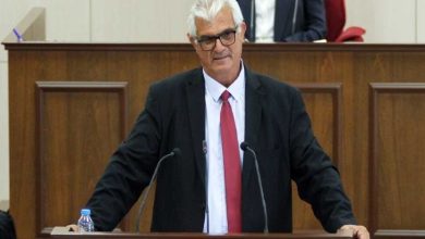 Fotoğrafta, CTP Milletvekili Biray Hamzaoğulları, meclis kürsüsünde konuşma yapıyor.