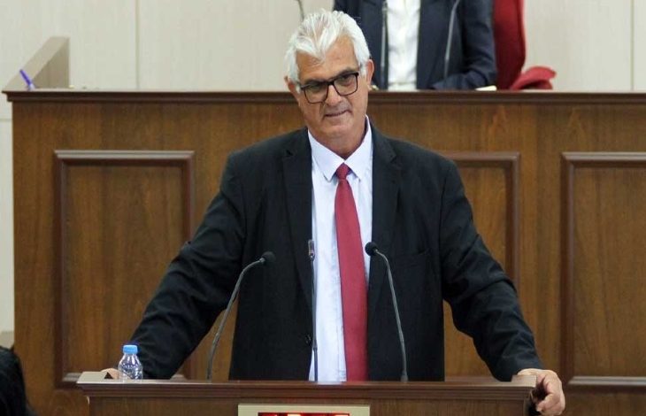 Fotoğrafta, CTP Milletvekili Biray Hamzaoğulları, meclis kürsüsünde konuşma yapıyor.