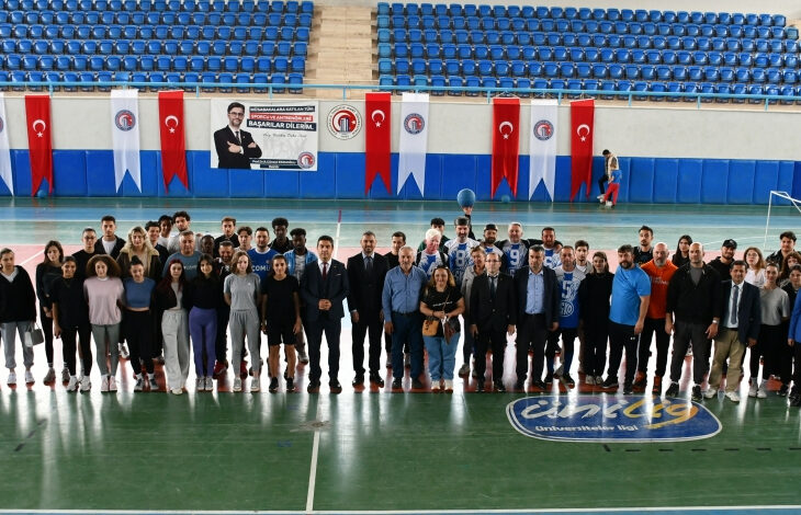 Bu görselde, Çanakkale Onsekiz Mart Üniversitesi (ÇOMÜ) tarafından Hasan Mevsuf Spor Salonu’nda düzenlenen bir Goalball (görme engellilere özel bir spor) etkinliği sonrası çekilmiş toplu fotoğraf yer almaktadır. Fotoğrafta; sporcular, üniversite yöneticileri, antrenörler ve etkinlik katılımcıları birlikte poz vermektedir.