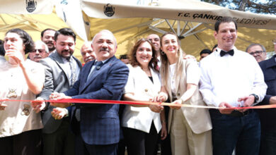 Çankırı Belediye Başkanı İsmail Hakkı Esen, katılımcılar ve engelli personeller açılış kurdelesini kesiyorlar.