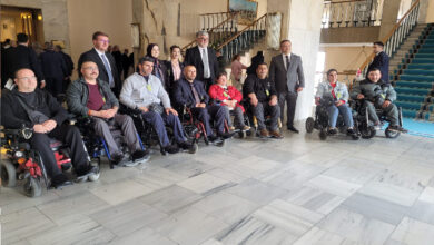 Fotoğrafta, Türkiye Büyük Millet Meclisi'nin içerisinde engelli bireyler ve bazı milletvekilleri yer alıyor.