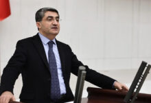 DEVA Partisi Genel Başkan Yardımcısı ve Mersin Milletvekili Mehmet Emin Ekmen, Türkiye Büyük Millet Meclisi kürsüsünde konuşma yapıyor.