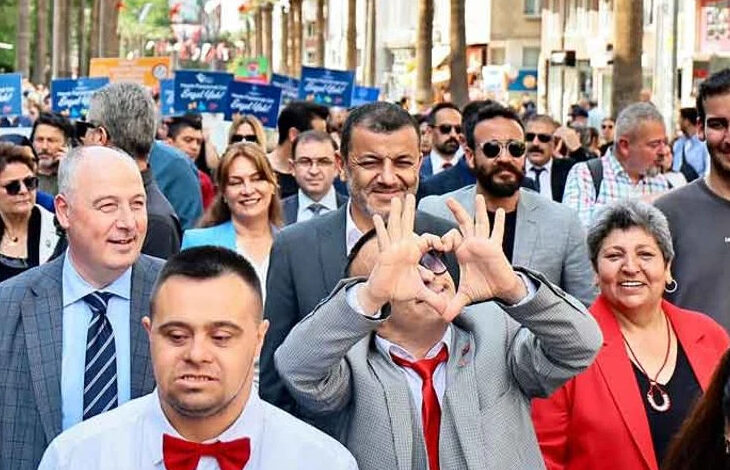 Bu fotoğraf, Denizli Büyükşehir Belediyesi Kent Konseyi Engelliler Meclisi'nin düzenlediği farkındalık yürüyüşünden. Etkinlikte özel gereksinimli bireyler ve vatandaşlar birlikte yürüyerek toplumsal farkındalığa dikkat çekti.