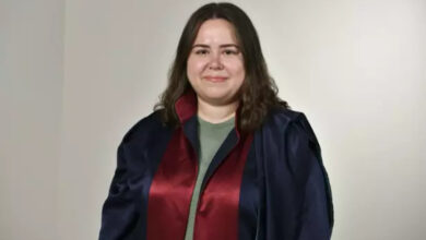 Fotoğrafta, İstanbul Kültür Üniversitesi Özel Eğitim Bölümü’nden Dr. Öğr. Üyesi Fidan Güneş Gürgör Kılıç üzerine cübbe giymiş şekilde yer almaktadır.