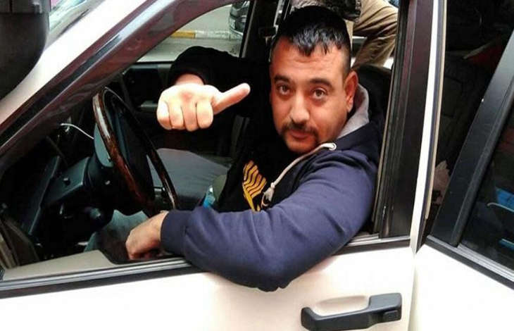 Sürücü Onur Yavaş’ın direksiyon başında başarı işareti yaptığı fotoğrafı.