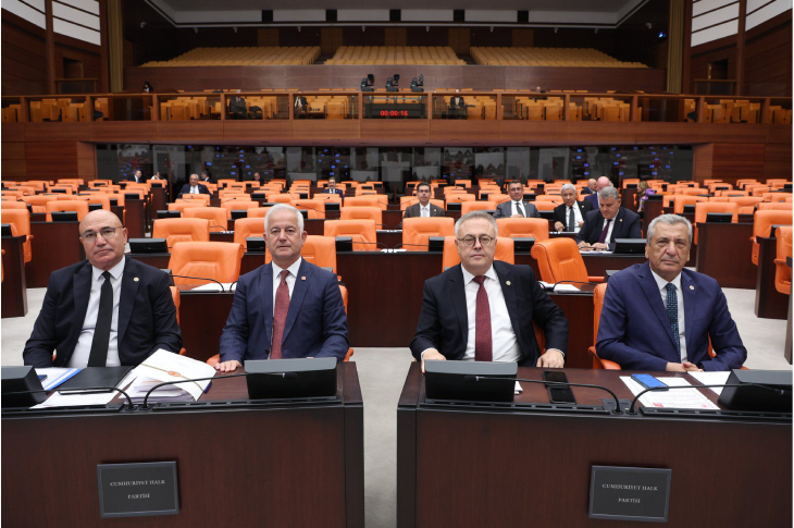 Bu fotoğraf, engelli bireylerin temel sorunlarının araştırılması ve Engelliler Bakanlığı’nın kurulmasına yönelik Meclis Araştırma Önergesi'nin, muhalefet partilerinin oylarıyla kabul edildiği TBMM oturumundan bir kareyi yansıtıyor.