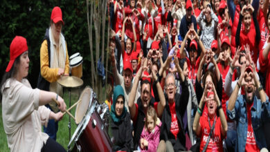Görselde iki farklı fotoğraf yer almaktadır. Fotoğrafın sonunda engelli birey batari çalmaktadır. Sağ tarafta ise engelli bireyler ve aileleri kırmızı renkli üzerinde yazılar olan tişörtler giyerek toplu bir fotoğraf çekimi yapılmaktadır.