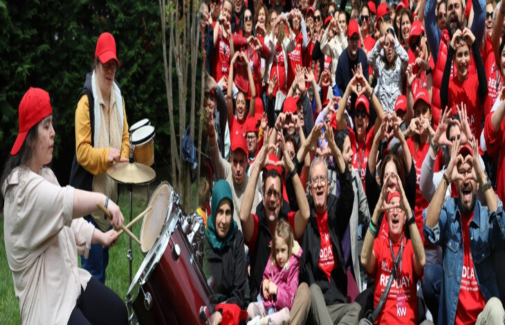 Görselde iki farklı fotoğraf yer almaktadır. Fotoğrafın sonunda engelli birey batari çalmaktadır. Sağ tarafta ise engelli bireyler ve aileleri kırmızı renkli üzerinde yazılar olan tişörtler giyerek toplu bir fotoğraf çekimi yapılmaktadır.