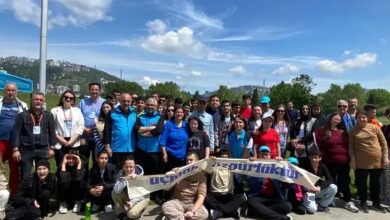 Fotoğraf, Uçurtma Şenliği etkinliği sırasında çekilmiş. Engelli bireylerin bazıları yerde, bazıları ise ayakta durarak fotoğrafa katılmışlar.