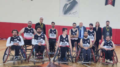 Engelsiz Gaziantep Spor Tekerlekli Sandalye Basketbol Kulübü sporcuları sahada poz veriyor.