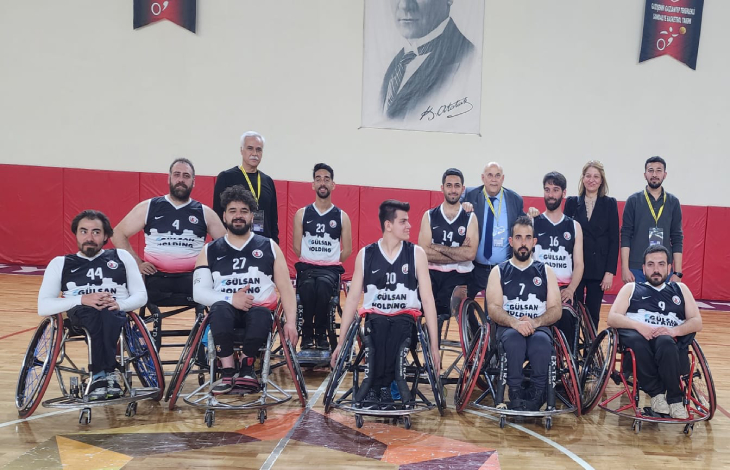 Engelsiz Gaziantep Spor Tekerlekli Sandalye Basketbol Kulübü sporcuları sahada poz veriyor.