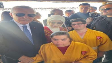 Fotoğrafta Cumhurbaşkanı Recep Tayyip Erdoğan ve eşi Emine Erdoğan'ın yanında yer alan Down sendromlu milli sporcular var.