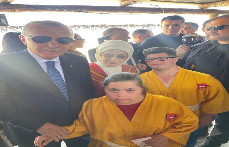 Fotoğrafta Cumhurbaşkanı Recep Tayyip Erdoğan ve eşi Emine Erdoğan'ın yanında yer alan Down sendromlu milli sporcular var.