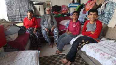 Anne Süheyla Ezer ile engelli çocukları odanın içinde oturuyor.