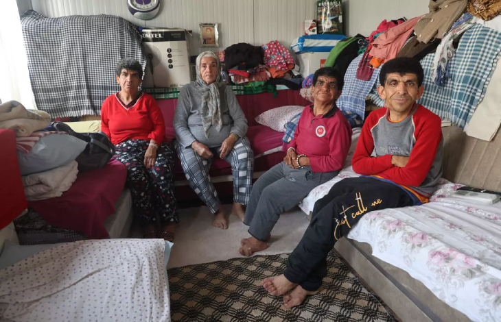 Anne Süheyla Ezer ile engelli çocukları odanın içinde oturuyor.
