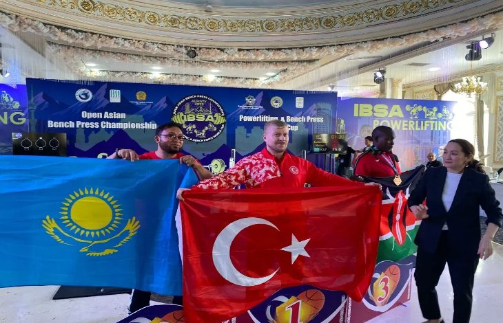 Fotoğrafta sporcuların aldıkları dereceye göre çıktıkları kürsüde kendi ülkelerinin bayraklarını açtıkları görülmektedir. 1. olan kişi ise Türk bayrağı açarak sevincini paylaştı.