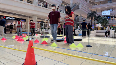 Fotoğrafta, Kayseri Büyükşehir Belediyesinin düzenlemiş olduğu empati parkurunda görme engellilere yönelik yapılmış bir parkurda gözü bağlı bir kişi yürüyor.