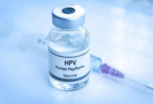 HPV aşı tüpü ve şırıngalı iğne.