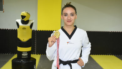 Tekvandocu Zerda Polat, elinde madalya tutarak poz veriyor.